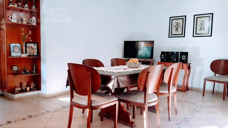 Chalet 5 amb. en una planta con pileta, quincho y cochera para 3 autos en zona residencial 3