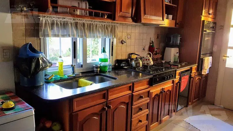 Chalet 5 amb. en una planta con pileta, quincho y cochera para 3 autos en zona residencial 2