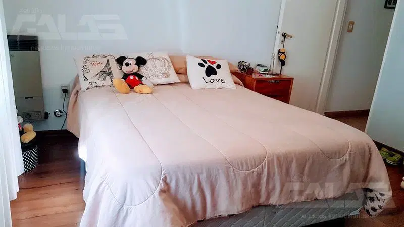 Chalet 5 amb. en una planta con pileta, quincho y cochera para 3 autos en zona residencial 4