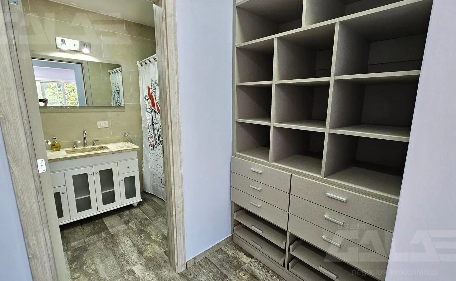 Casa 4 dormitorios y pileta en Castelar Centro - IMPECABLE 2