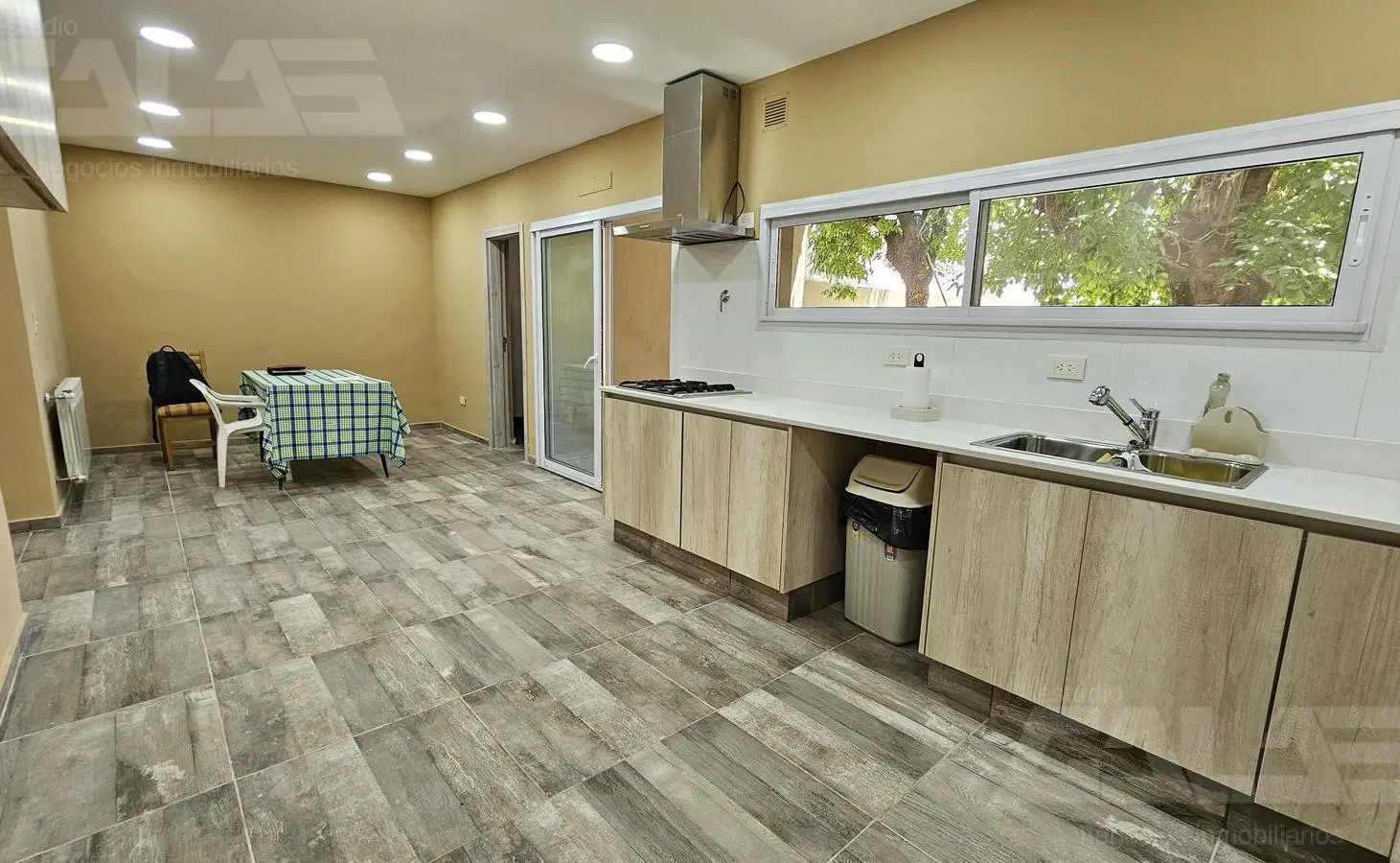 Casa 4 dormitorios y pileta en Castelar Centro - IMPECABLE 3