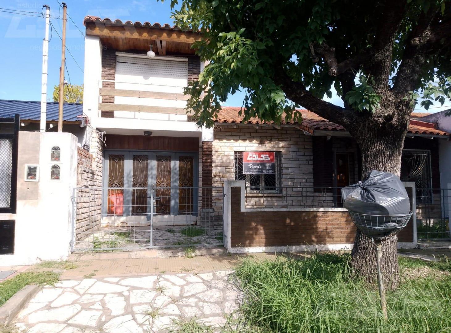 Chalet multifamiliar con amplio jardin y cocheras