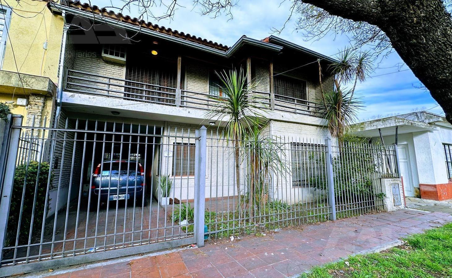 Muy Buen Chalet De 5 Ambientes En Excelente Estado Y En Excelente Zona De Castelar