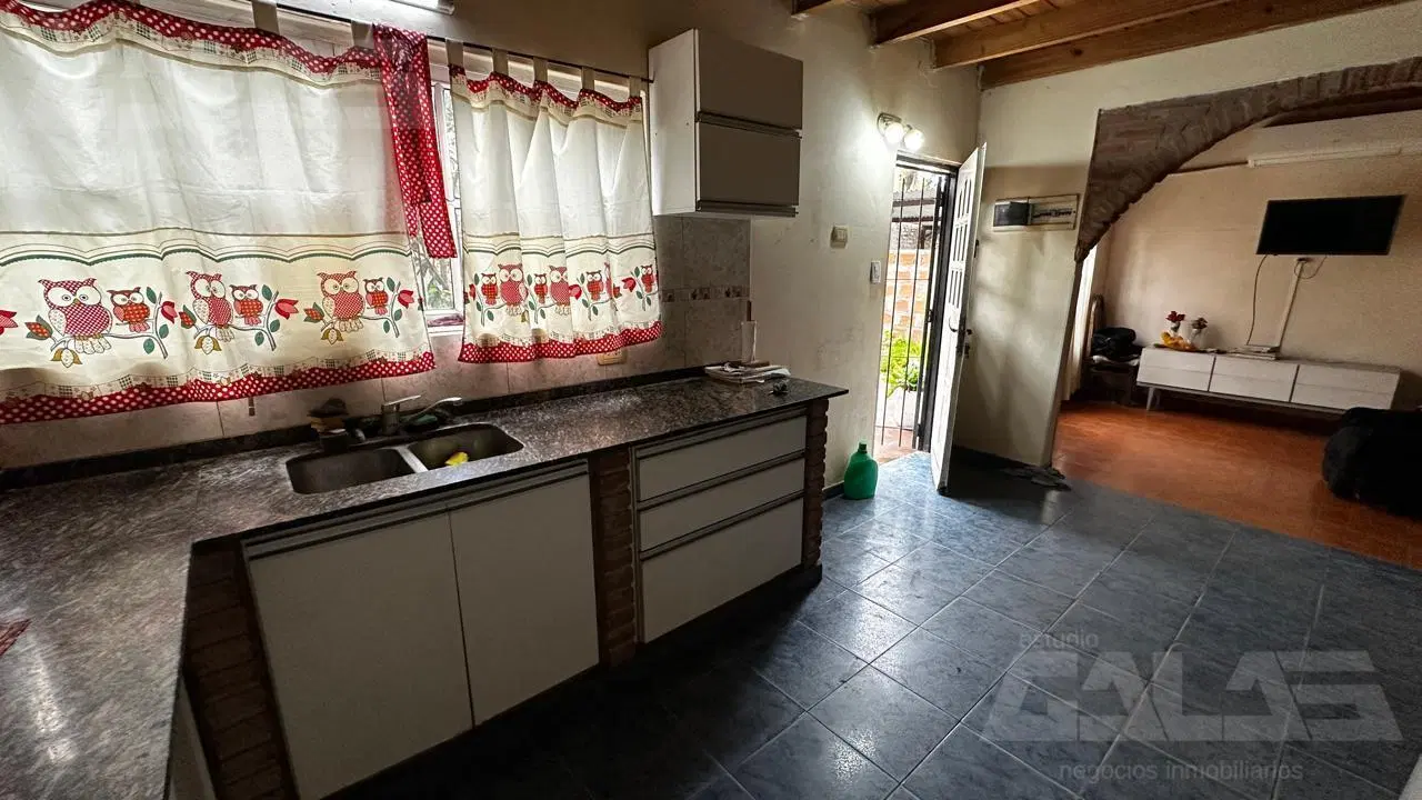 Casa en venta de 4 ambientes con patio, parrilla y cochera techada en Ituzaingó 3