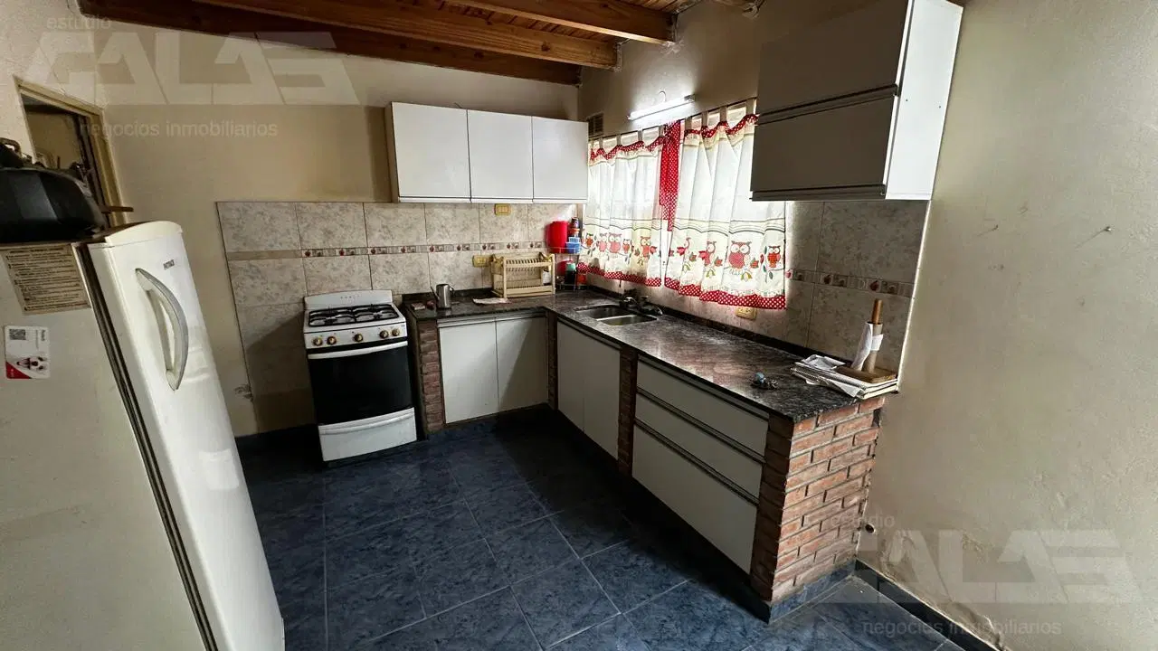 Casa en venta de 4 ambientes con patio, parrilla y cochera techada en Ituzaingó 2