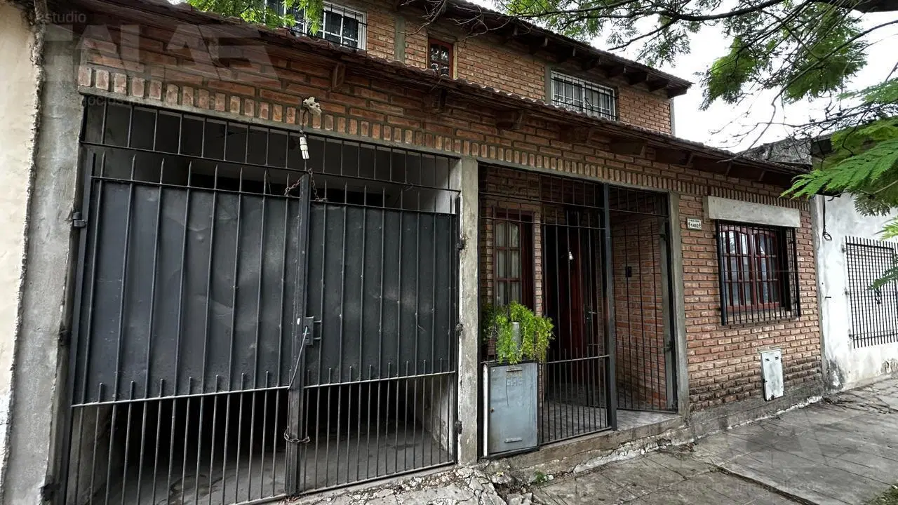 Casa en venta de 4 ambientes con patio, parrilla y cochera techada en Ituzaingó 4