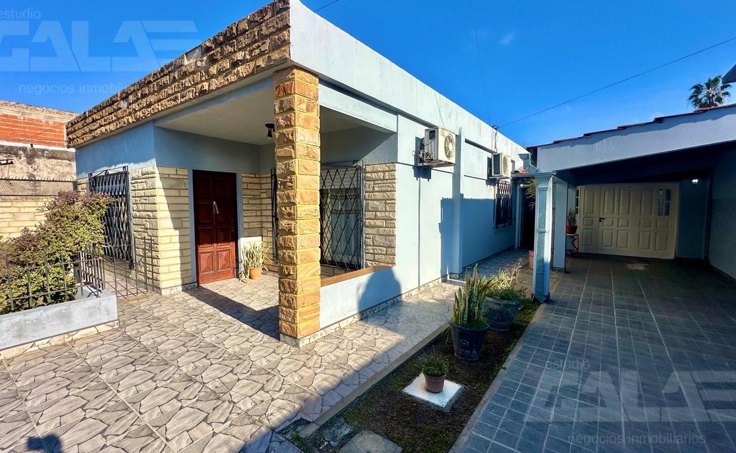 Casa 3 ambientes, lista para vivir con departamento independiente en Ituzaingó Norte