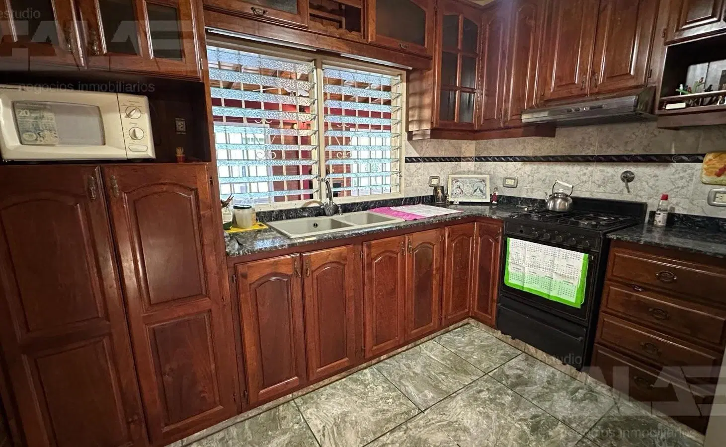Casa 3 ambientes, lista para vivir con departamento independiente en Ituzaingó Norte 4