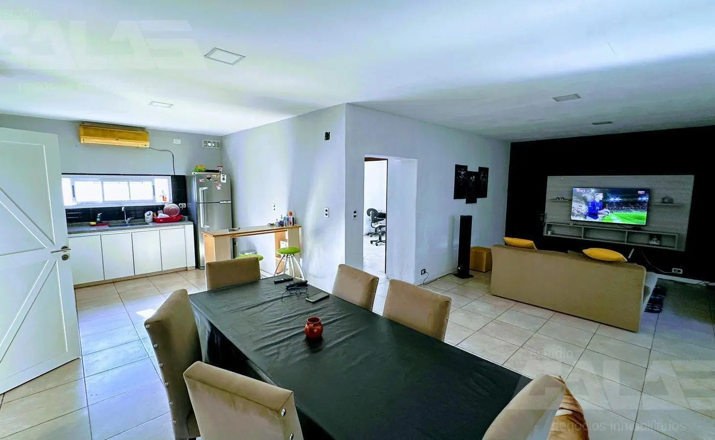Casa minimalista de 4 amb con local totalmente independiente 2