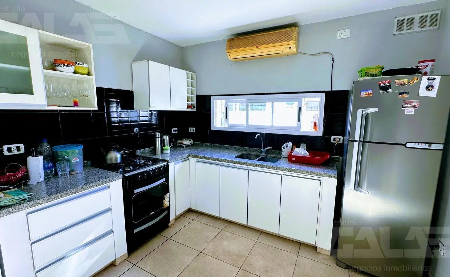 Casa minimalista de 4 amb con local totalmente independiente 3