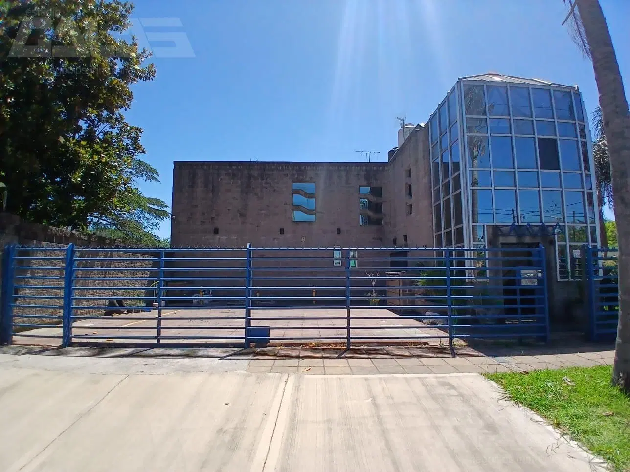 Importante propiedad comercial–industrial con vivienda integrada en Ituzaingó Sur 5