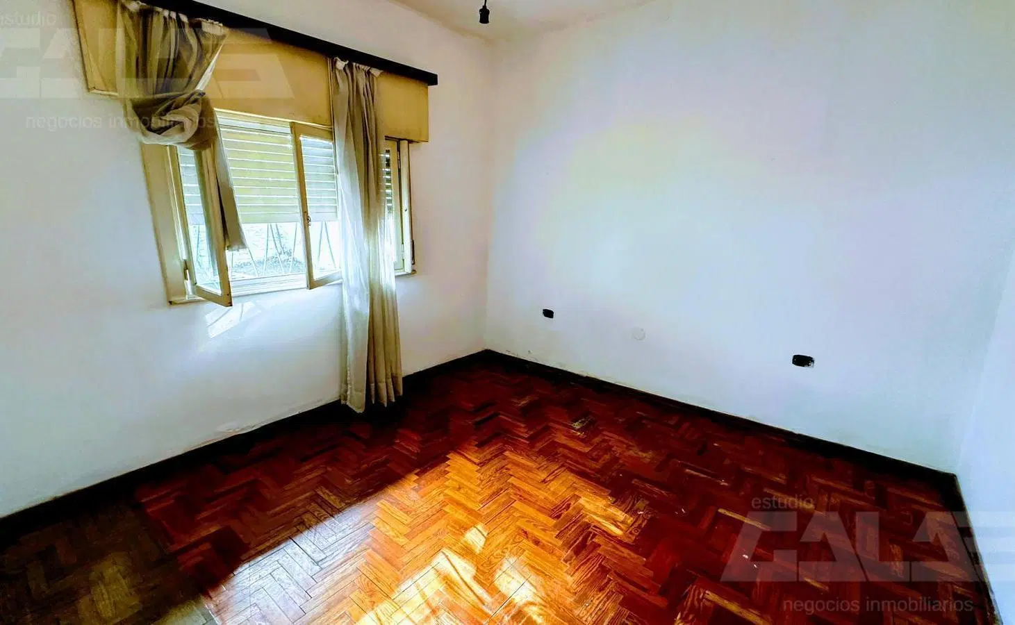 Casa 3 amb en Castelar con cochera cubierta, patio, parrilla y gran potencial de ampliación 4
