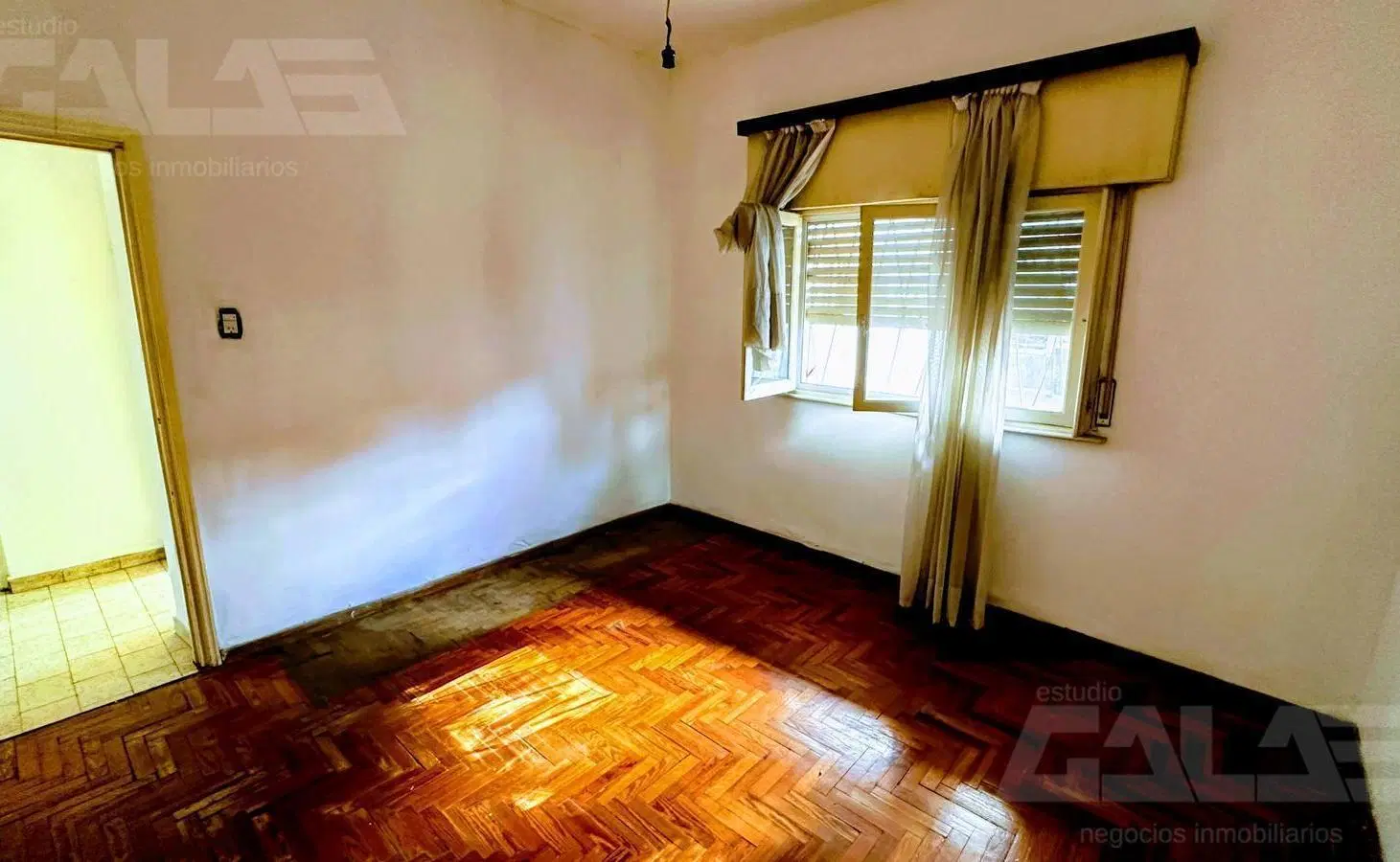 Casa 3 amb en Castelar con cochera cubierta, patio, parrilla y gran potencial de ampliación 5