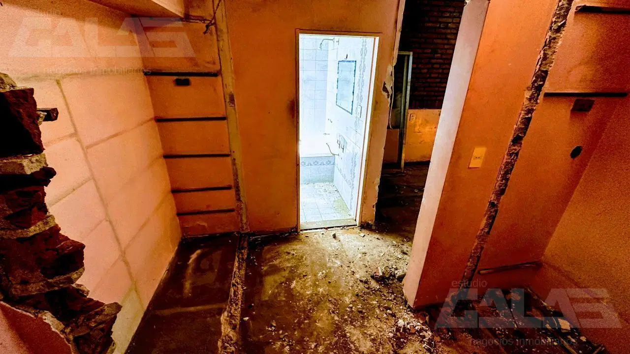 VENTA - Enorme y excelente lote con casa a RECICLAR en inmejorable zona de Castelar Norte 5