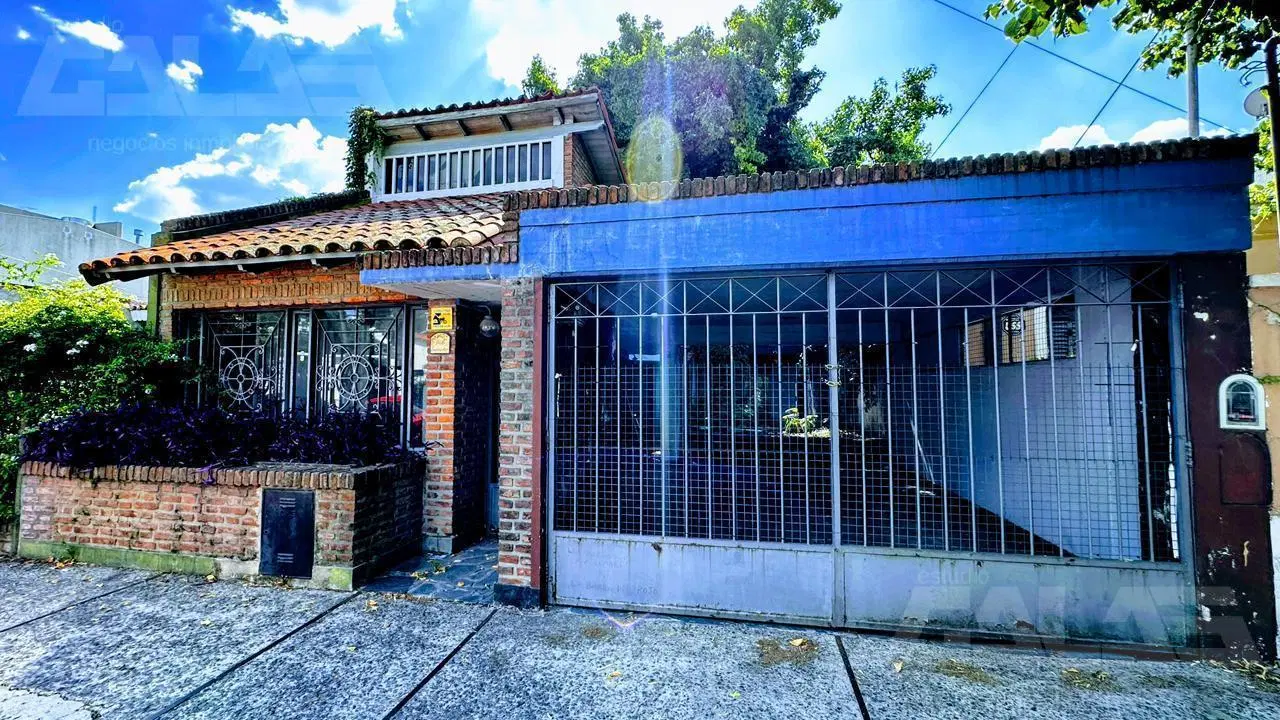 VENTA - Enorme y excelente lote con casa a RECICLAR en inmejorable zona de Castelar Norte 4