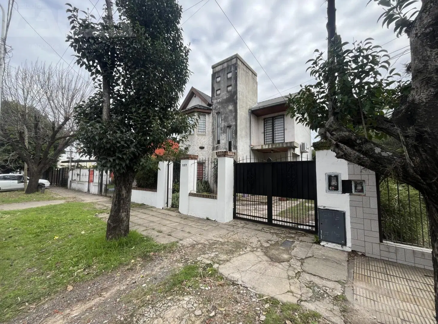 VENTA - Casa 5 ambientes con suite, quincho y gran lote en zona residencial de San Antonio de Padua 2