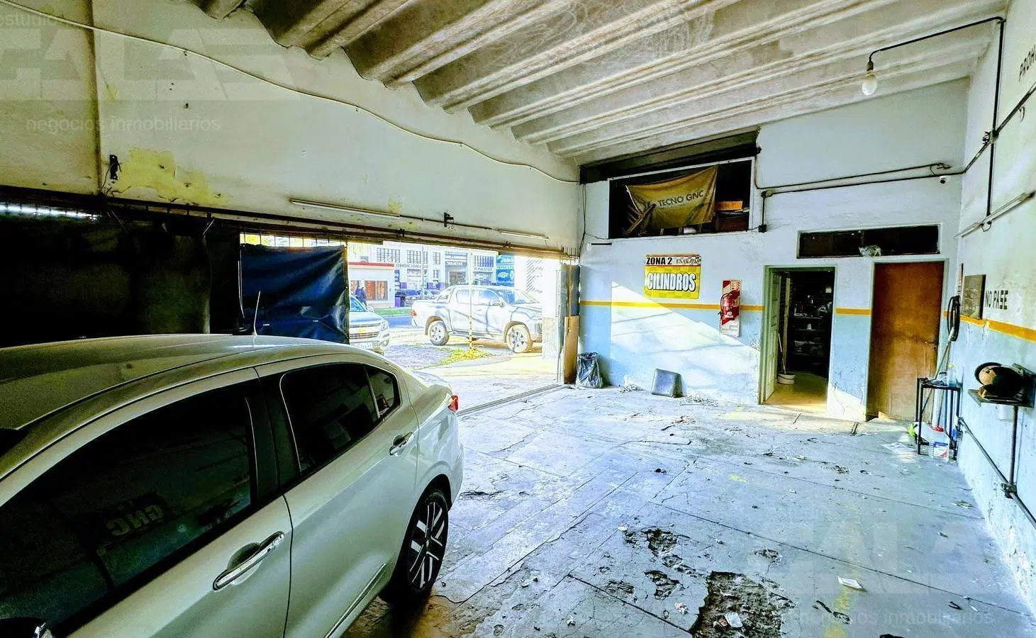 Excelente local con cocheras en esquina estratégica en Merlo ideal varios rubros 232 m² 5