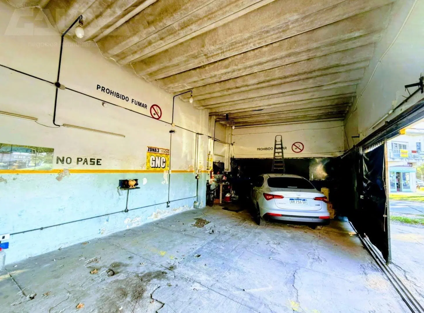 Excelente local con cocheras en esquina estratégica en Merlo ideal varios rubros 232 m² 4