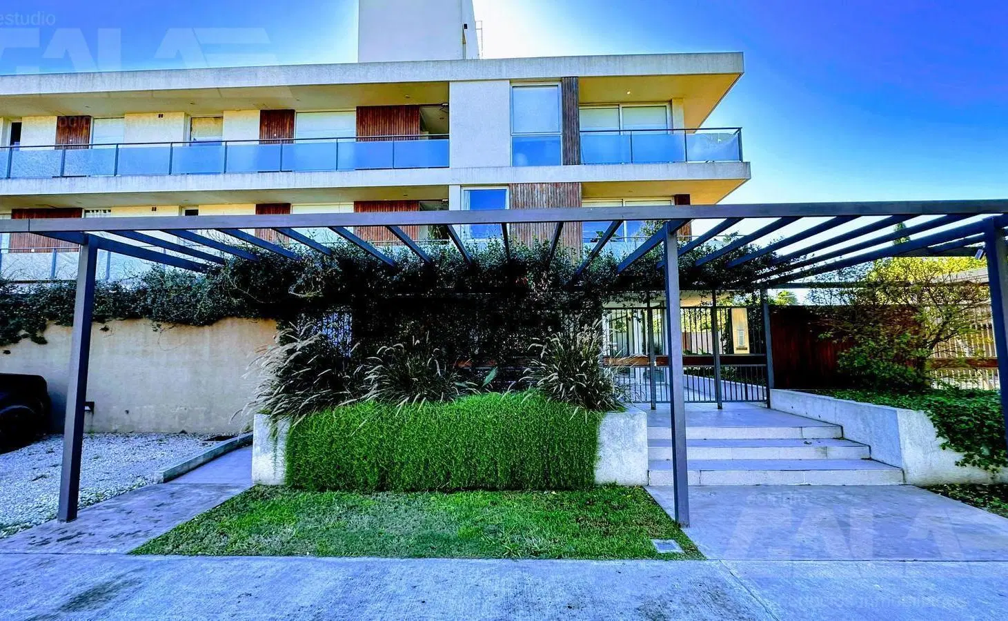 3 ambientes premium en planta baja con jardín, pileta climatizada y 2 cocheras cubiertas 2