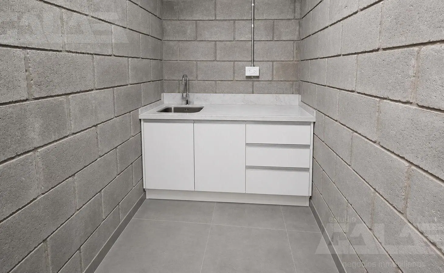 LOCAL | 360M2 | VIDRIERA | A ESTRENAR | DOBLE ACCESO | Sobre RATTI 4