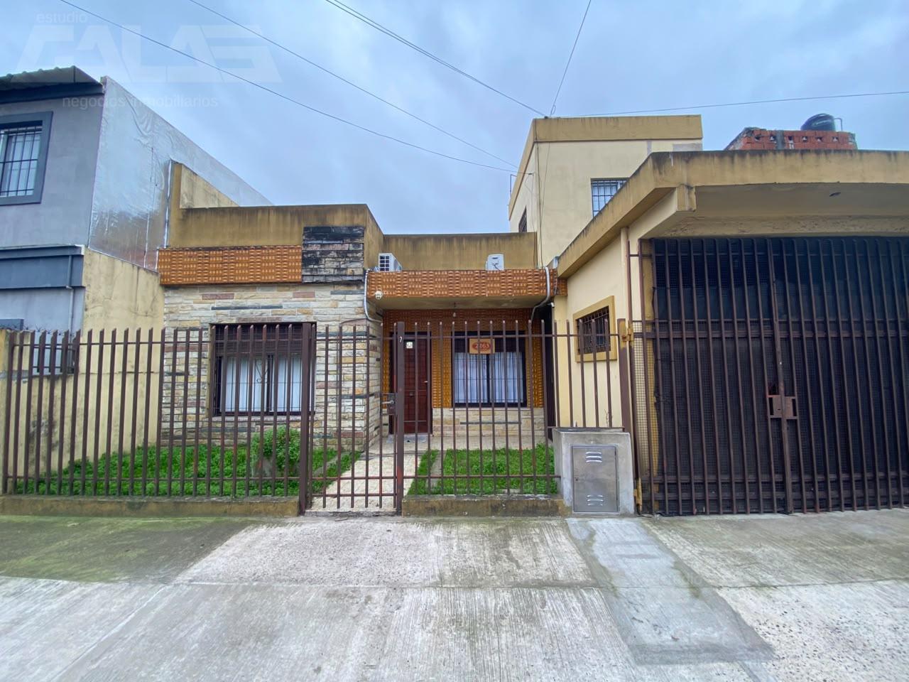 Foto de Casa 5 ambientes, piscina, quincho con parrilla y oficina en Castelar Sur, imagen 3