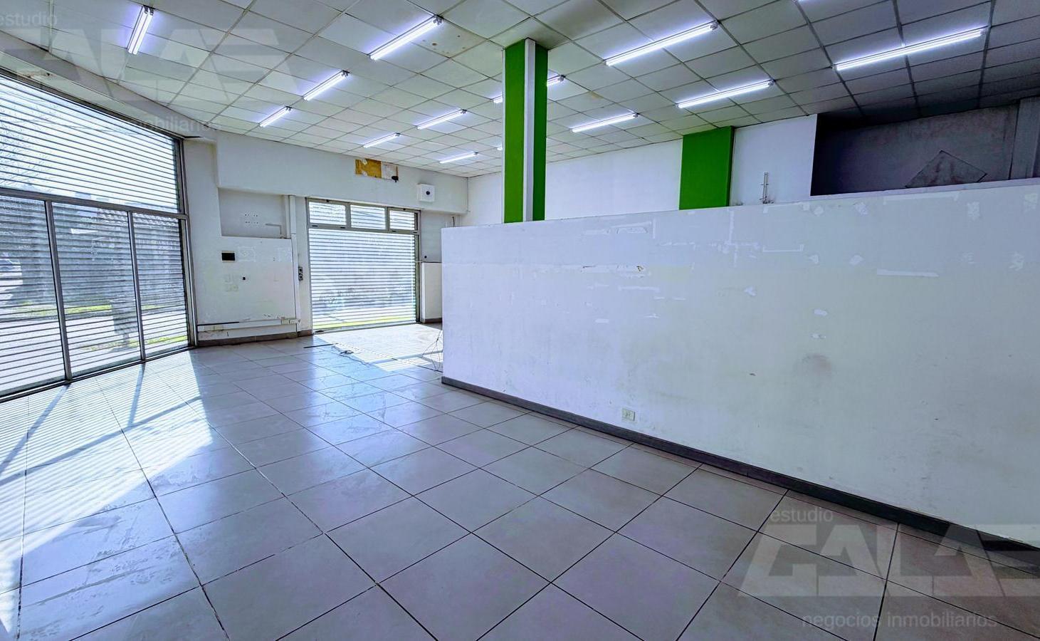 Foto de Amplio local comercial de 135 m² con oficina y cocina en alquiler en el, imagen 3