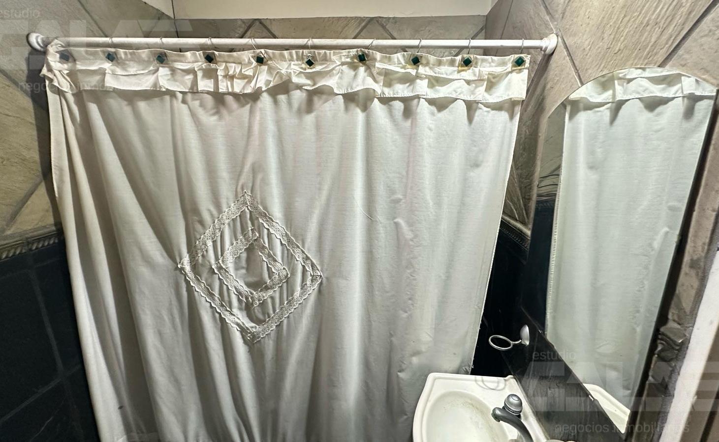 Foto de Casa 4 ambientes - 3 dormitorios - 2 baños - Parque - Pileta, imagen 3
