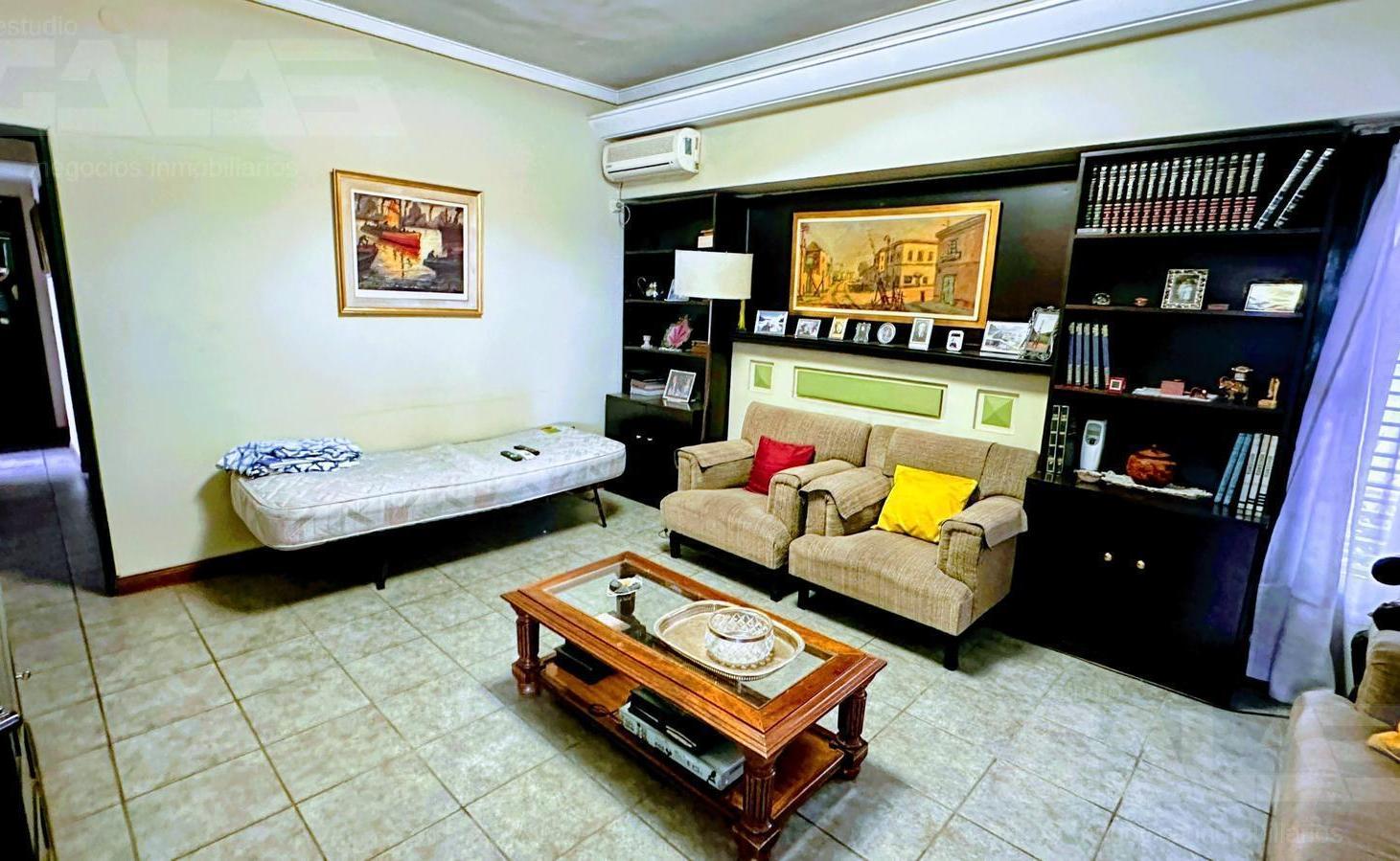 Foto de Oportunidad única en Morón: casa sólida 4 AMB con galería y cocheras, imagen 1