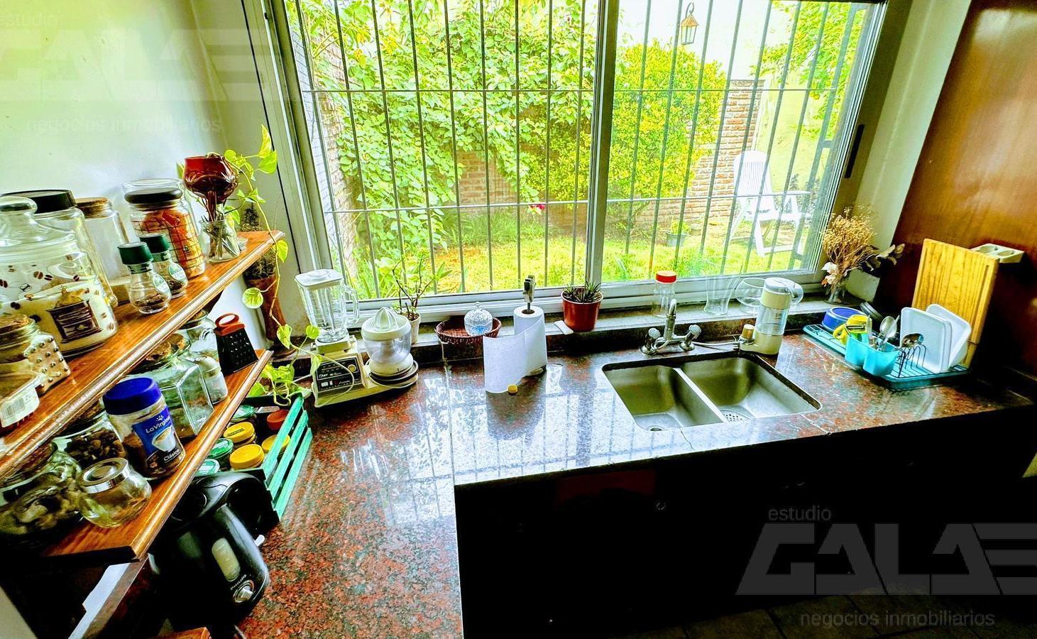Foto de Oportunidad única en Morón: casa sólida 4 AMB con galería y cocheras, imagen 2