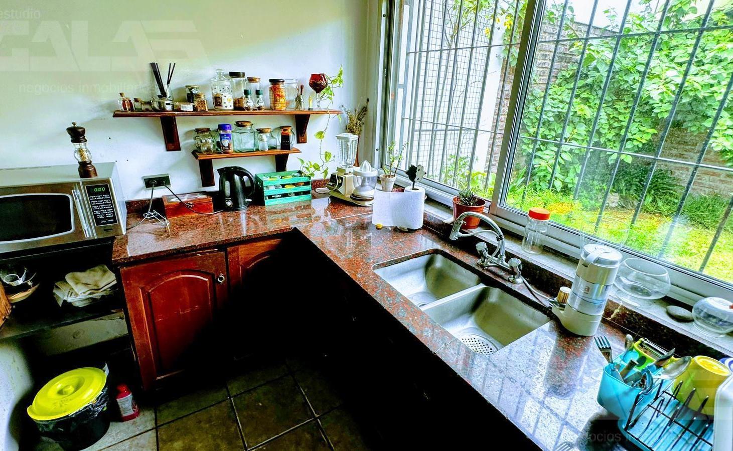 Foto de Oportunidad única en Morón: casa sólida 4 AMB con galería y cocheras, imagen 3