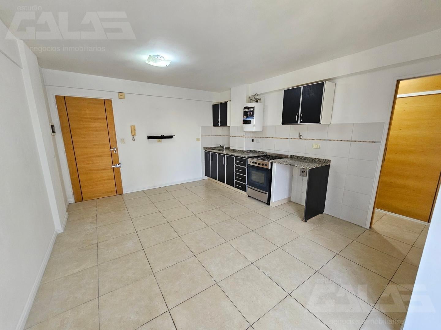 Foto de Excelente departamento 2 ambientes con balcón en edificio con, imagen 1