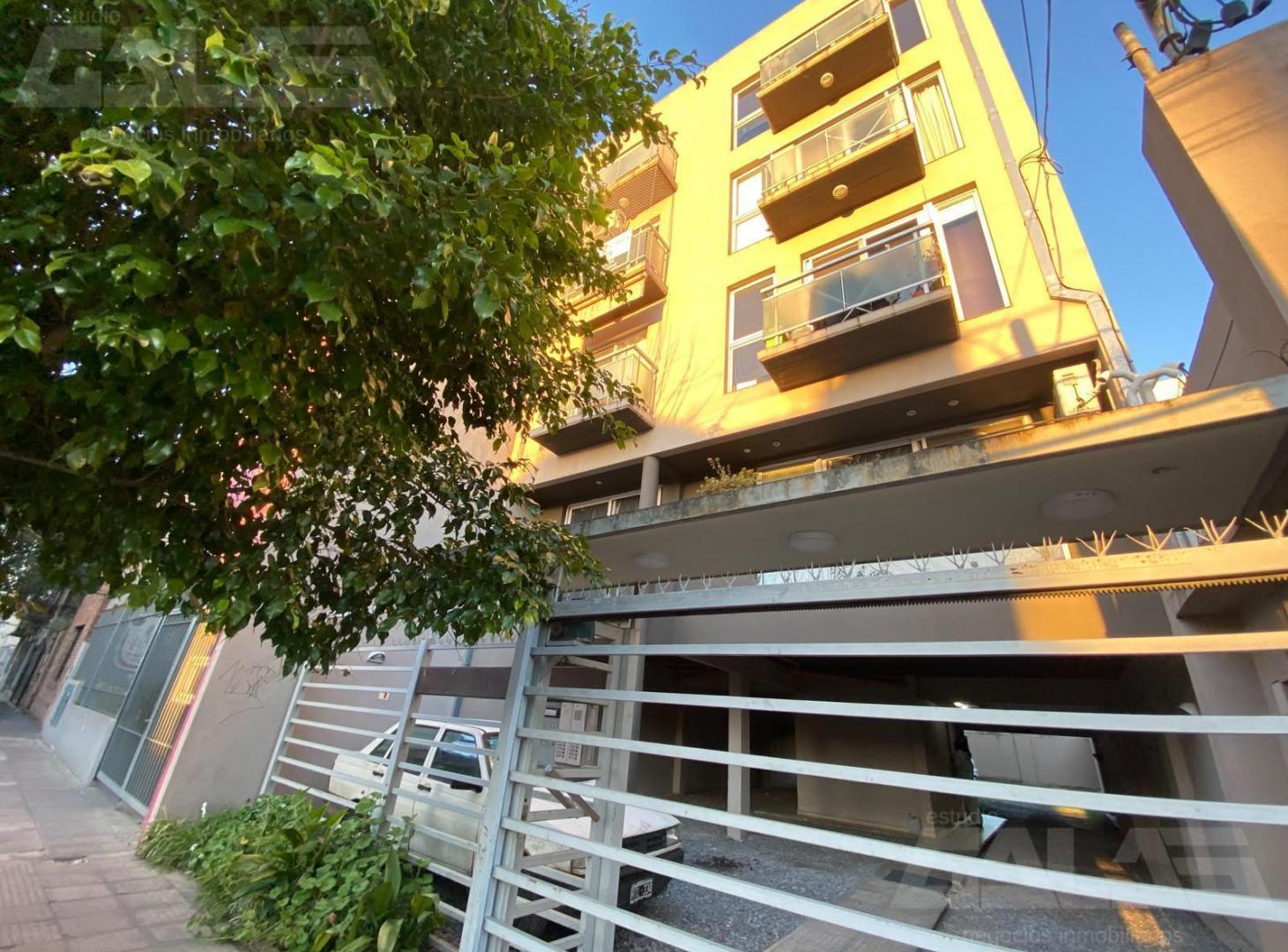 Foto de Excelente monoambiente y medio dividido, luminoso con balcón al frente, imagen 2