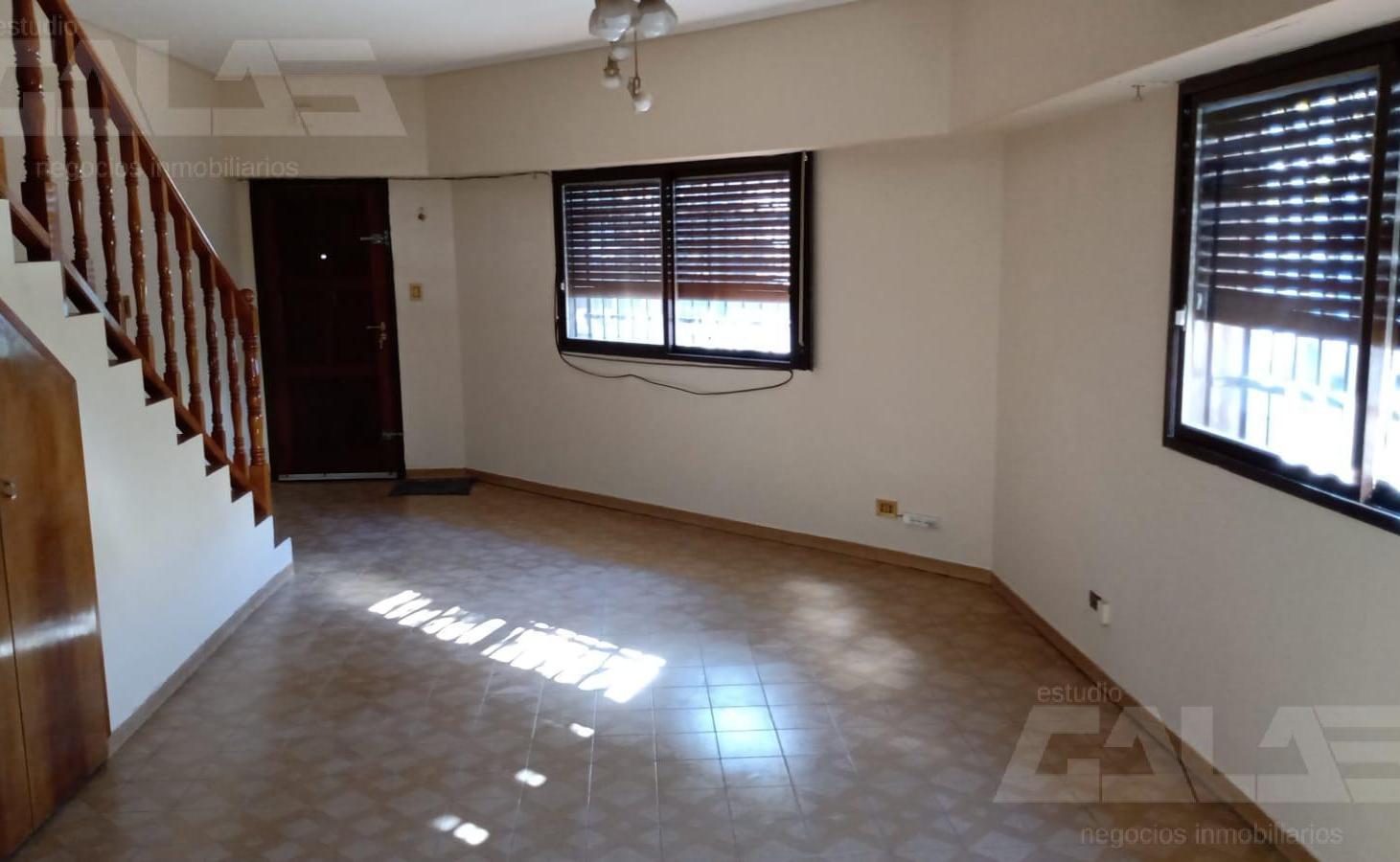 Foto de Venta de duplex de tres ambientes con cochera!, imagen 2