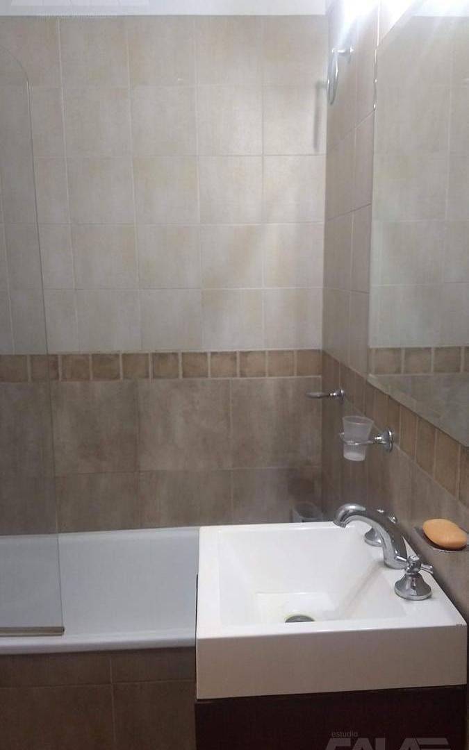 Foto de ALQUILER DEPARTAMENTO 2 AMBIENTES AMPLIOS Y LAVADERO EN CASTELAR NORTE, imagen 3