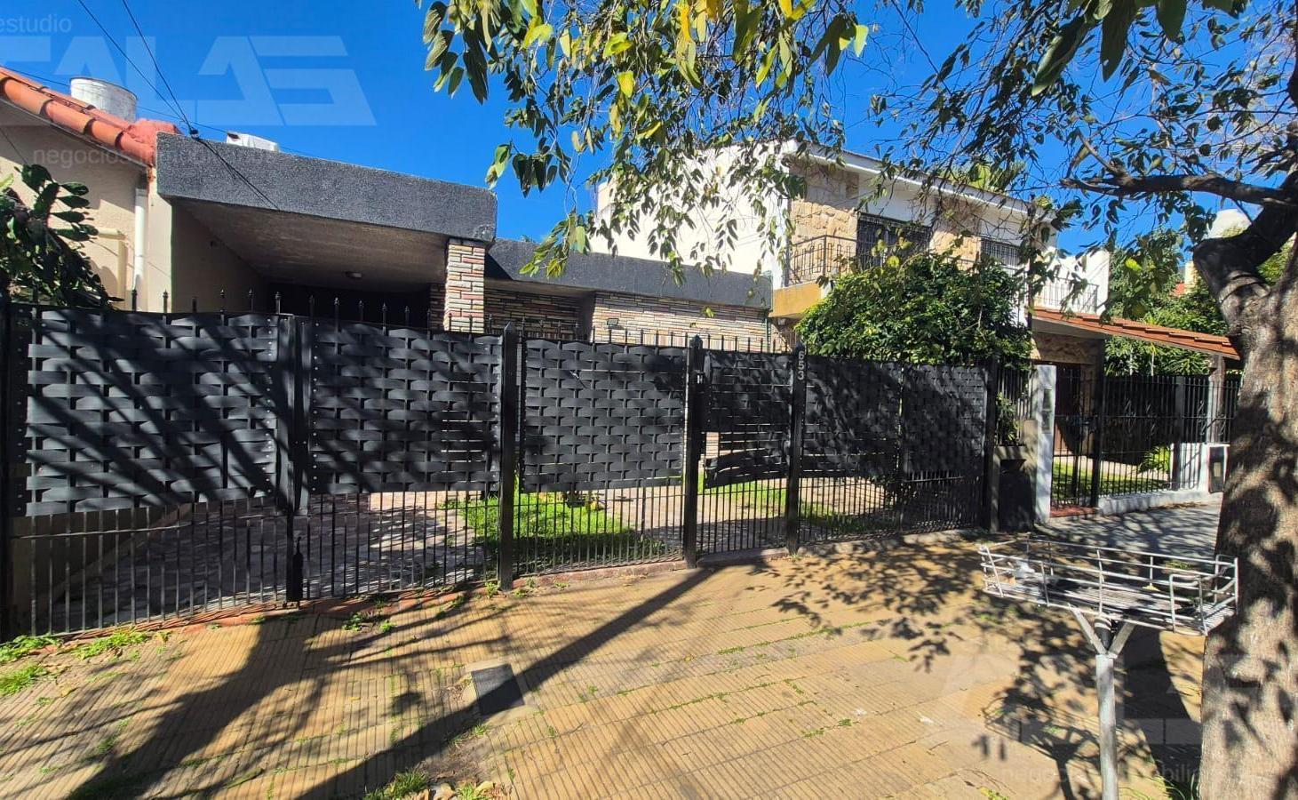 Foto de CASA EN VENTA 5 AMBIENTES CON PILETA Y QUINCHO, imagen 2