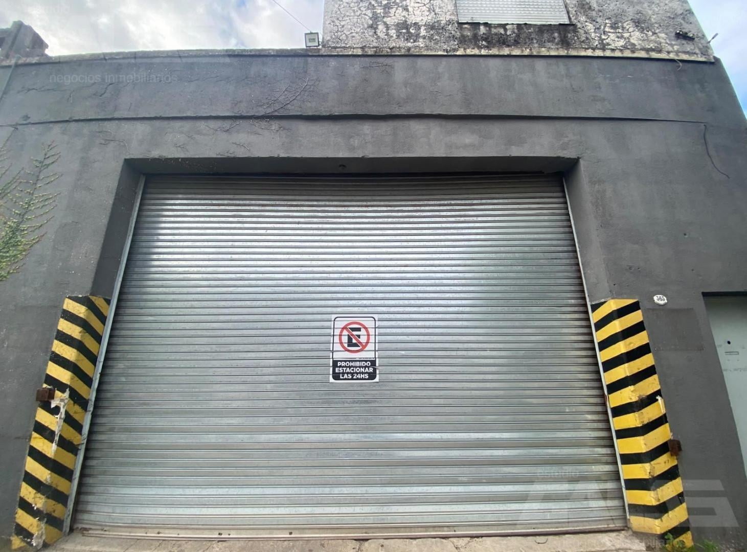 Foto de Alquiler de gran Galpón o depósito con oficina en Morón, cercanía, imagen 1