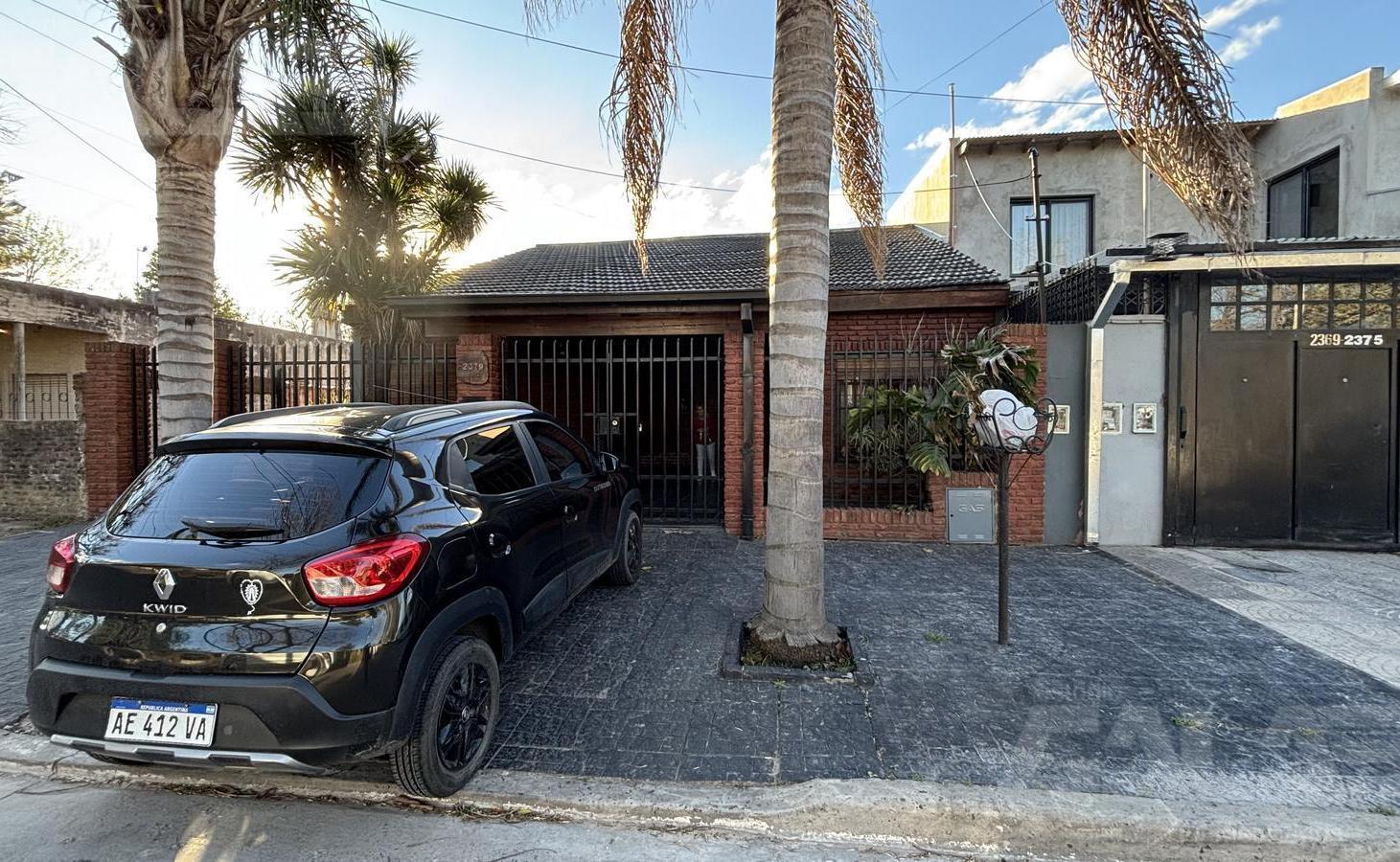 Foto de Casa en venta | 2 dormitorios | Quincho | Jardín | Cochera | Ituzaingó, imagen 2