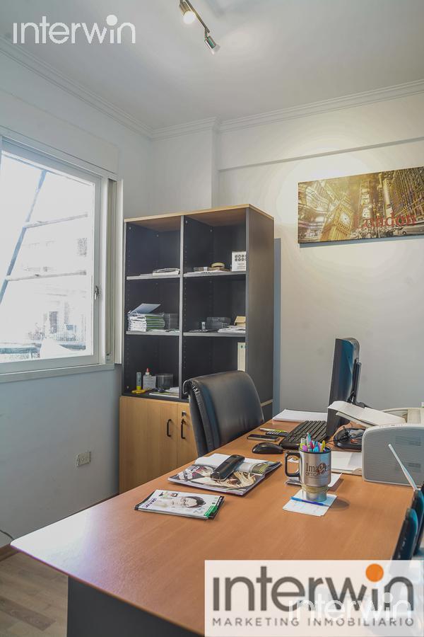 Foto de Excelente consultorio de 50 m2 con balcón al frente. Cochera fija, imagen 2