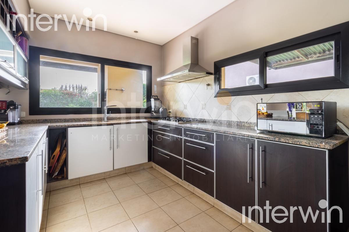 Venta casa sobre terreno de 800 m2 con jardín, piscina, galería, parrilla y terraza. - Garin