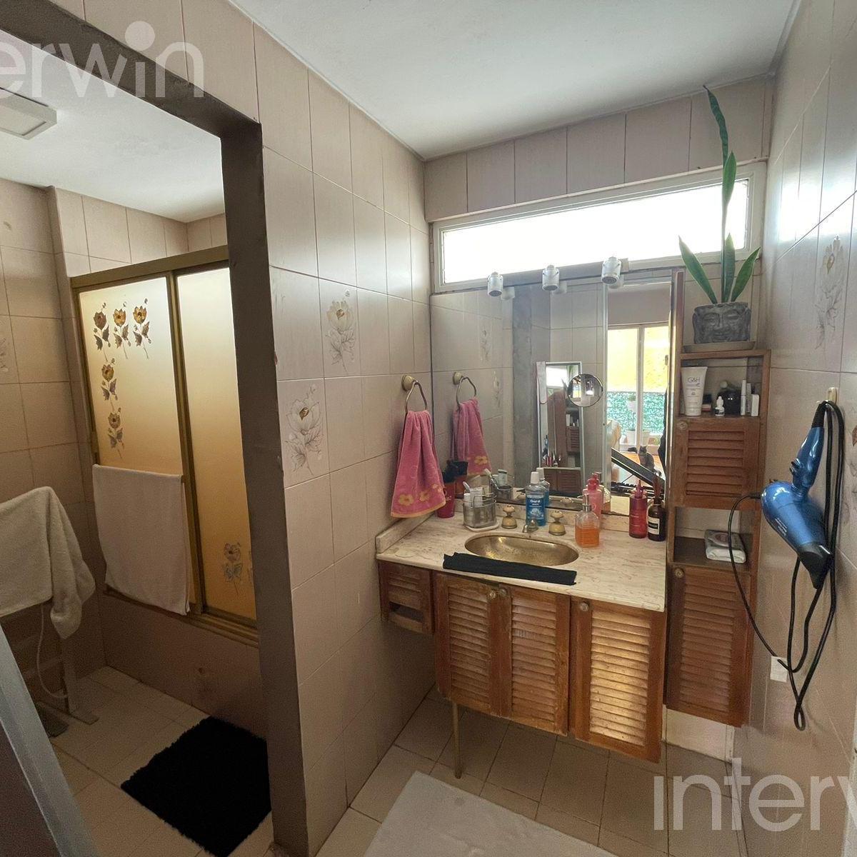 Piso de 4 Dorm. con Cochera Fija. Venta - Flores. 1