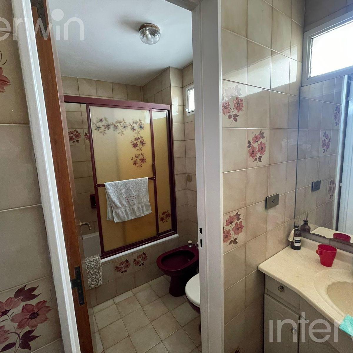Piso de 4 Dorm. con Cochera Fija. Venta - Flores. 2
