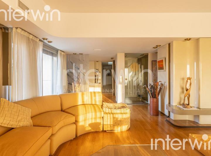 Departamento de 5 ambientes en Torre, Piso Alto. Con cochera fija y baulera. Belgrano R - VENTA - 5