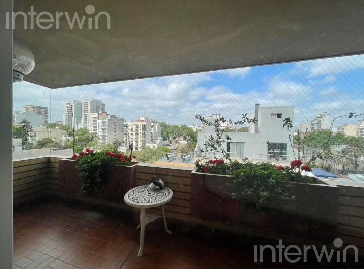 Piso de 4 dormitorios con Cochera Fija. Venta - Flores. 1