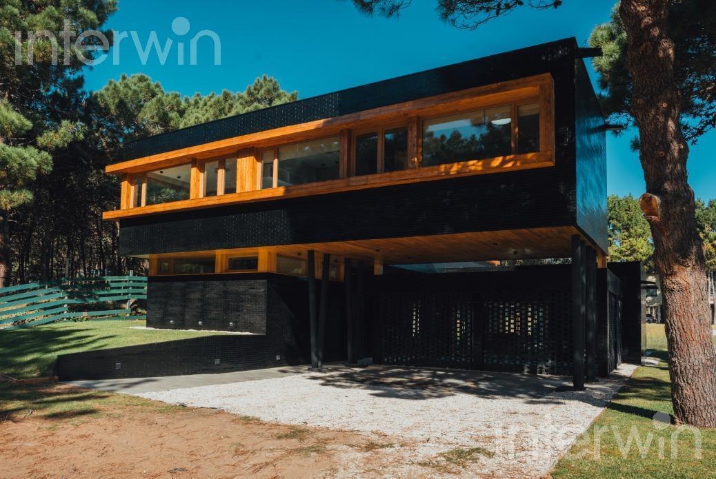 Foto de Casa en Venta - 6 Ambientes - Full Amenities - Cochera - Pinamar, imagen 2