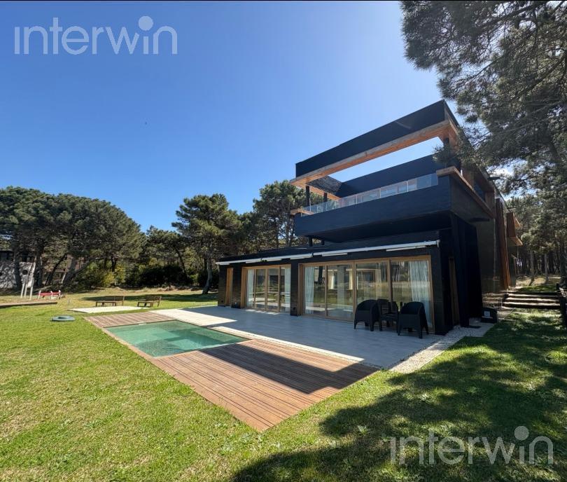 Casa en Venta - 6 Ambientes - Full Amenities - Cochera - Pinamar - Barrio  Privado