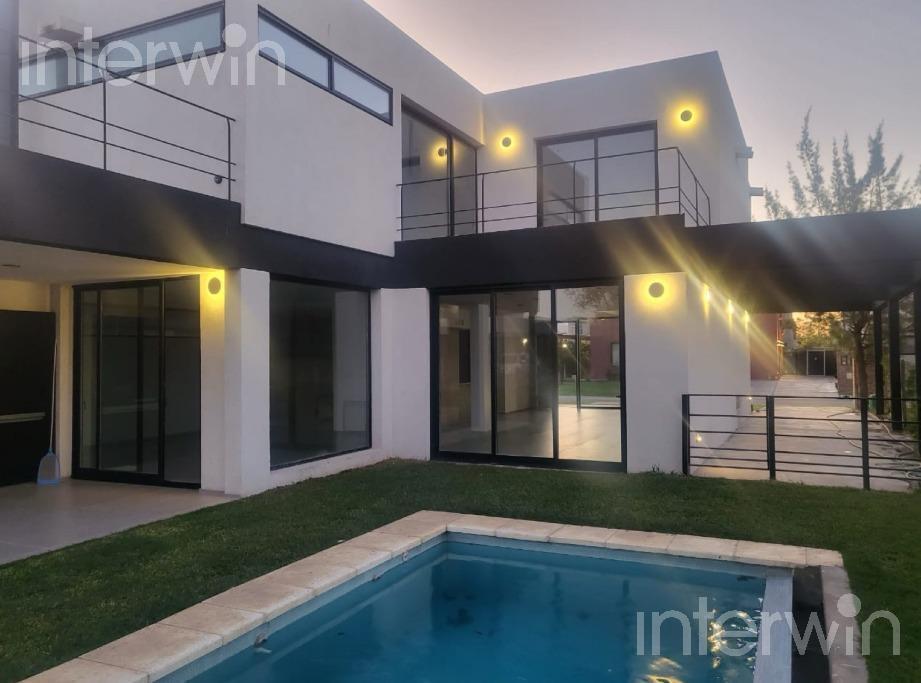 Casa en Venta - 5 ambientes - Piscina - Jardín - Cochera - Adrogue Chico