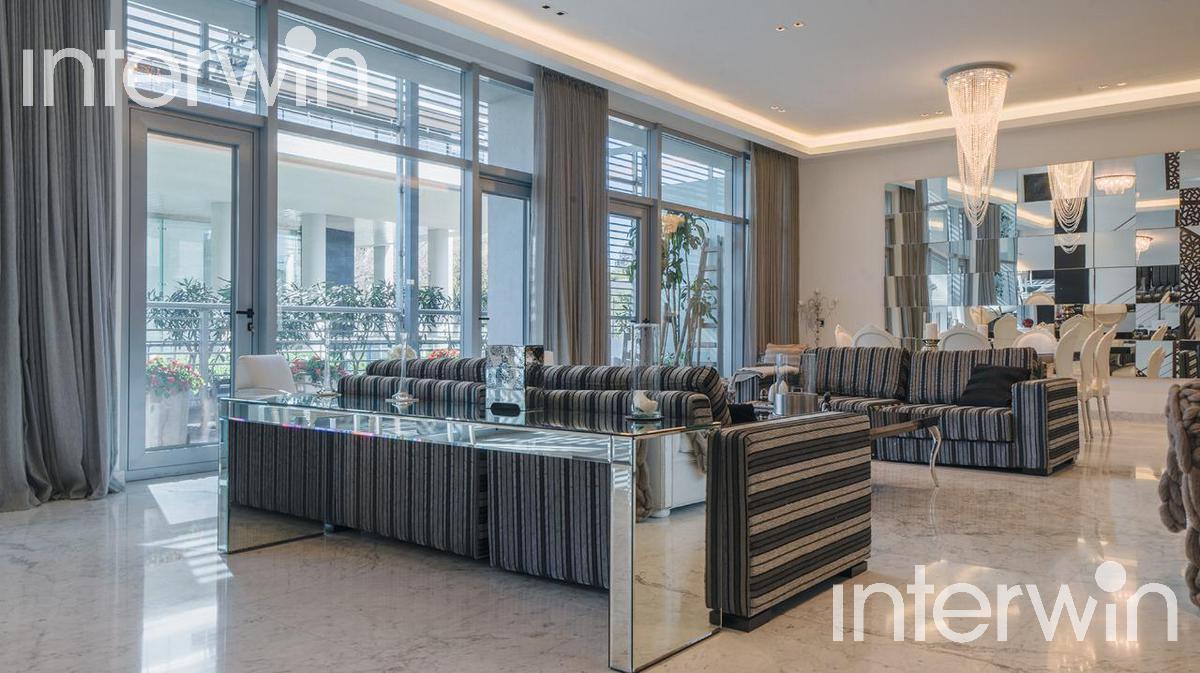 Foto de Casa en Venta - 6 ambientes - Terraza propia - 4 cocheras - Fórum, imagen 1