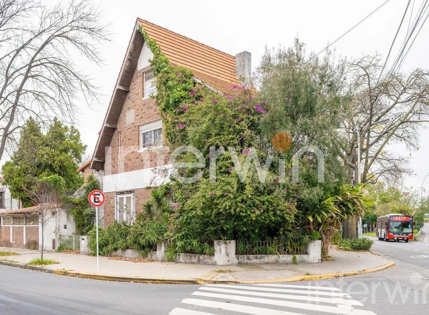 Casa en VENTA a REFACCIONAR de 5 ambientes con cochera y jardín Villa Devoto. 1