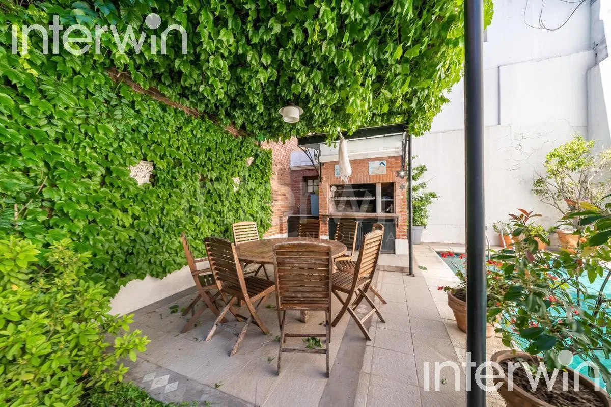 Casa en Venta - 5 ambientes - 2 cocheras - Jardín - Piscina - Parrilla - Villa Devoto 2
