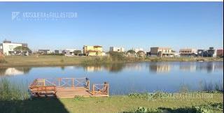 Casa a laguna en venta con renta de U$2500 hasta abril 2027. El Cantón Norte.